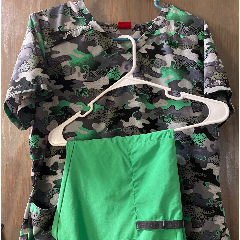 Women’s Sketchers Scrub Set Size Medium